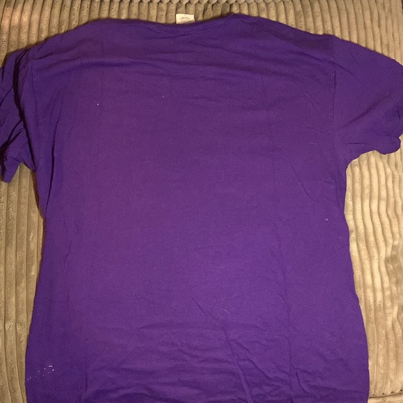 University of Washington - Basketball - Large -T-Shirt - Picture 4 of 4